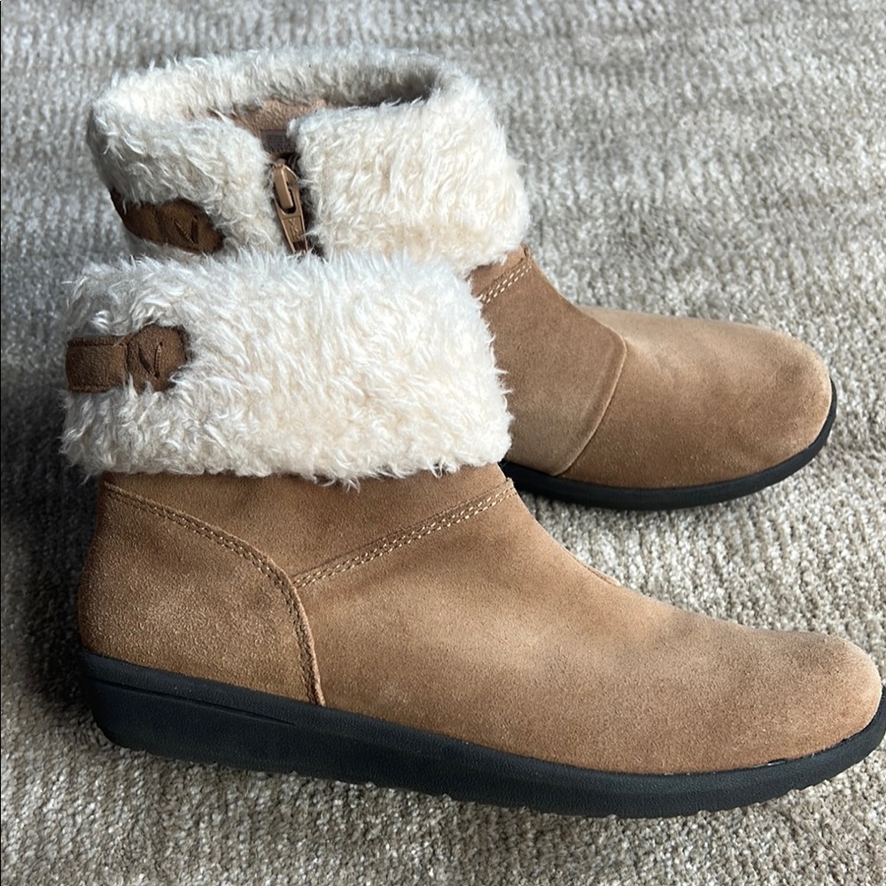 Vionic Tan Winter Boots with Cream Fur